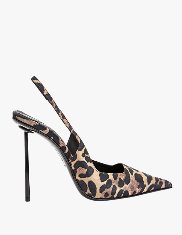 Ürün Detayı Ürün Cinsiyeti: Kadın Ürün Tipi: Ayakkabı Ürün Sezonsallığı: Sonbahar / Kış Ürün Çeşidi: Stiletto Ürün Özellikleri Le Silla imzalı bu leopar desenli stiletto, sivri burun formu ve iddialı deseniyle güçlü bir siluet sunar. 10 cm topuk yüksekliği, duruşu belirginleştirirken feminen bir zarafet kazandırır. Pamuk ve polyester karışımlı üst yüzeyi, desenin netliğini ve formun yapısını korur. Şık ve dikkat çekici tasarımıyla akşam kombinlerinden özel davetlere kadar stilin odak noktası olmaya aday, karakterli bir ayakkabı seçeneğidir. Öne Çıkan Detaylar Sivri burun tasarım Leopar desenli üst yüzey 10 cm topuk yüksekliği Pamuk–polyester karışımlı materyal Sonbahar/Kış sezonuna uygun şık form Kimler Kullanıyor? Bu stiletto; kombinlerinde iddialı dokunuşlara yer veren, desenli ayakkabılarla güçlü bir ifade yaratmayı sevenler tarafından tercih ediliyor. Klasik parçaları cesur bir ayakkabıyla tamamlamayı sevenler için etkileyici bir tamamlayıcı sunuyor. Le Silla leopar desenli kadın stiletto; sivri burun formu, 10 cm topuğu ve iddialı tasarımıyla Sonbahar/Kış kombinlerine güçlü bir şıklık katar.