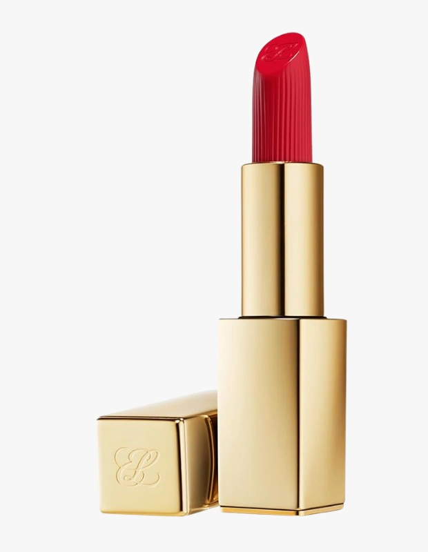 Ürün Detayı
Ürün Cinsiyeti:
Kadın
Ürün Tipi:
Kozmetik
Ürün Sezonsallığı:
Dört Mevsim
Ürün Çeşidi:
Ruj
Ürün Özellikleri
Estée Lauder Pure Color Creme ruj, tek sürüşte yoğun renk ve uzun süreli konfor sunan gelişmiş bir formüle sahiptir. Kremsi ve saten bitişi sayesinde dudaklarda pürüzsüz bir görünüm oluştururken, ultra hafif yapısıyla kolayca uygulanır ve ağırlık hissi bırakmaz. Meadowfoam tohumu yağı, kayısı yağı ve Salicornia Herbacea ile zenginleştirilen formülü dudakları anında nemlendirir, dolgunlaştırır ve yumuşatır. Nem bariyerini destekleyen yapısı sayesinde 10 saate kadar kalıcılık sunar. Peach tonundaki rengi, doğal ama dikkat çekici bir görünüm sağlayarak günlük ve şık makyajlara uyum sağlar.
Öne Çıkan Detaylar
10 saate kadar kalıcılık
Kremsi, saten bitiş
Nemlendirici ve besleyici yağlar içeren formül
Ultra hafif ve kolay sürülen yapı
Orta–tam kapatıcılık
Peach tonunda doğal renk etkisi
Kimler Kullanıyor?
Bu ruj; dudak makyajında konforu ve bakımı ön planda tutan, tek ürünle hem renk hem de nem etkisi arayanlar tarafından tercih ediliyor. Günlük kullanımda zahmetsiz şıklık isteyenler ve doğal tonlarla sofistike bir görünüm elde etmeyi sevenler için ideal bir seçenek sunuyor.
Estée Lauder Pure Color Creme ruj; kremsi saten bitişi, 10 saate kadar kalıcılığı ve nemlendirici formülüyle dudaklara pürüzsüz ve canlı bir görünüm kazandırır.
