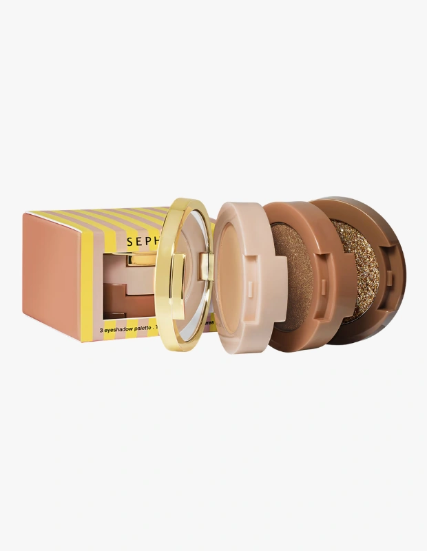 Ürün Detayı
Ürün Cinsiyeti:
Kadın
Ürün Tipi:
Kozmetik
Ürün Sezonsallığı:
İlkbahar / Yaz
Ürün Çeşidi:
Göz Farı Seti
Ürün Özellikleri
Sephora Collection Glitter Under The Sun 3’lü göz farı seti, yazın enerjisinden ilham alan renk paleti ve çoklu doku seçenekleriyle göz makyajına ışıltılı bir ifade kazandırır. Mini palet formatındaki kompakt pudra farlar; mat, simli ve parıltılı bitişleri bir arada sunarak tek başına ya da katmanlı kullanıma olanak tanır. Sete dahil vegan fırçalar, uygulamayı kolaylaştırırken farklı makyaj stilleri oluşturmayı destekler. Sürdürülebilir şekilde yönetilen ormanlardan elde edilen karton ambalajı ile daha sorumlu bir yaklaşım benimser. Taşınabilir yapısı sayesinde gün boyu veya seyahatlerde pratik kullanım sunar.
Öne Çıkan Detaylar
Mat, simli ve parıltılı bitiş seçenekleri
Kompakt pudra doku
Mini ve taşınabilir palet formatı
Uyumlu ve katmanlanabilir renkler
Vegan fırçalar ile kolay uygulama
Sürdürülebilir karton ambalaj
Kimler Kullanıyor?
Bu set; yaz makyajında ışıltılı ve enerjik tonları tercih eden, pratik ama çok yönlü ürünleri makyaj çantasında bulundurmayı sevenler tarafından kullanılıyor. Farklı dokularla özgürce denemeler yapmayı ve tek paletle birden fazla görünüm yaratmayı sevenler için ideal bir seçenek sunuyor.
Sephora Collection Glitter Under The Sun 3’lü göz farı seti; mat, simli ve parıltılı tonları, mini palet formu ve vegan fırçalarıyla yaz makyajına ışıltı katar.