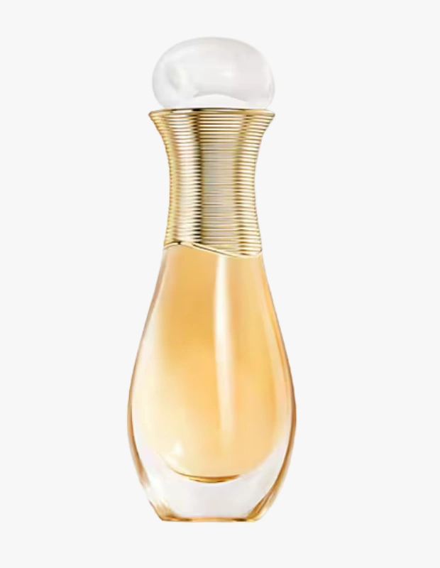 Ürün Detayı
Ürün Cinsiyeti:
Kadın
Ürün Tipi:
Parfüm
Ürün Sezonsallığı:
Dört Mevsim
Ürün Çeşidi:
Eau de Parfum (Seyahat Boy)
Ürün Özellikleri
Christian Dior J’adore Eau de Parfum, ikonik çiçek buketi karakterini seyahat dostu özel şişesiyle bir araya getirir. İnci başlıklı aplikatörü sayesinde boyun, bilek ve dekolteye net ve kontrollü uygulama imkânı sunar. Çok hafif ve taze dokusu, kadifemsi bir his bırakırken gün boyu zarif bir iz oluşturur. 20 ml’lik kompakt formu çantada kolay taşınır; mücevher gibi tasarlanan şişesiyle her an yanınızda olabilecek sofistike bir koku deneyimi sunar.
Öne Çıkan Detaylar
İkonik J’adore çiçek buketi
İnci başlıkla net ve kontrollü uygulama
Hafif, taze ve kadifemsi doku
20 ml seyahat boy, taşınabilir tasarım
Zarif ve ikonik şişe formu
Kimler Kullanıyor?
Bu parfüm; çiçeksi kokularda zamansız zarafeti tercih eden, gün içinde pratik ve kontrollü uygulama isteyenler tarafından kullanılıyor. Seyahatlerde veya yoğun tempoda bile imza kokusundan vazgeçmek istemeyenler için ideal bir seçenek sunuyor.
Dior J’adore Eau de Parfum seyahat boy; inci başlıklı aplikatörü, hafif dokusu ve ikonik çiçeksi notalarıyla zarif ve pratik bir koku deneyimi sunar.