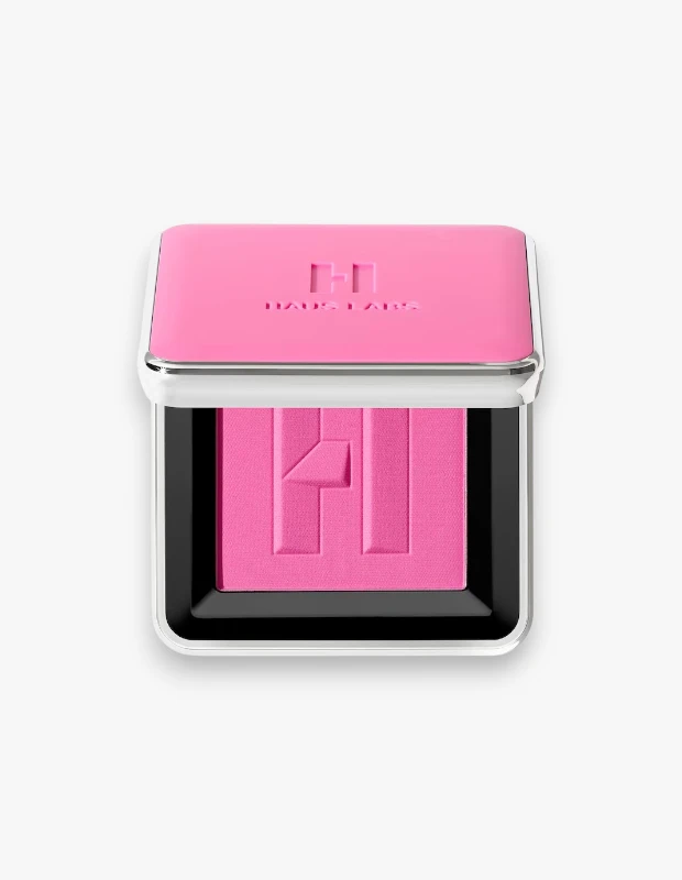 Lady Gaga'nın Haus Labs Color Fuse Powder Blush ürünü, parlak pembe kapağı yarı açık bir şekilde gösteriliyor; içinde Dragon Fruit Daze renginde, H harfi kabartmalı toz allık bulunan bu kompaktın, fermente arnika içeriğiyle uyumlu canlı görünümü beyaz bir zeminde sergileniyor.