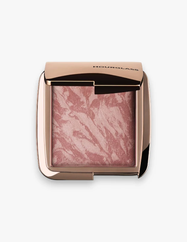 Parlak rose gold rengi kasasında, sedefli açık pembe ve gül tonlarında mermer deseniyle dikkat çeken Hourglass Ambient Lighting Allık, beyaz fon üzerinde zarif bir şekilde konumlandırılmış, ürünün eşsiz yapısını vurgulayan yumuşak bir ambiyans ışığı altında sergileniyor.