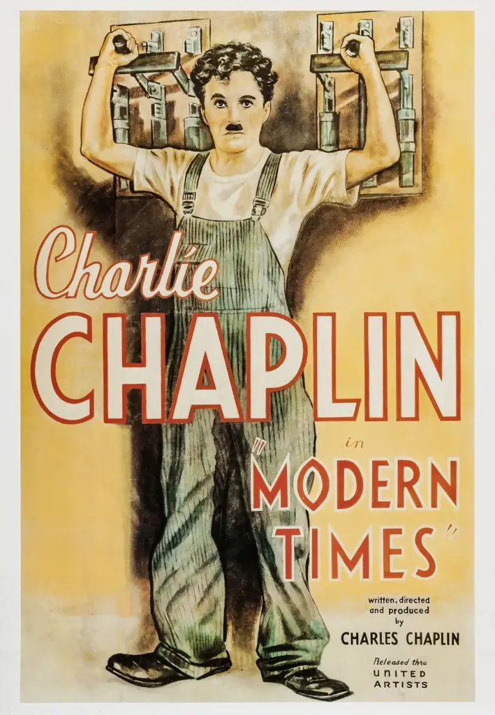 Charlie Chaplin’in klasik komedi filmi Modern Times’ın posterinde, tulumlu ve bıyıklı Chaplin, bir fabrika işçisi olarak iki büyük kolu yukarı çekerken, modern zamanların emekçi sınıfına odaklanan bu en iyi komedi filminin hiciv yönünü yansıtan kararlı bir ifadeyle bakıyor.
