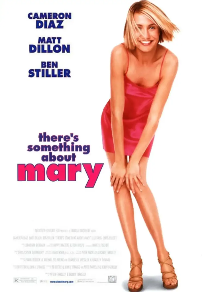 Bir film afişinde, There's Something About Mary başlıklı romantik komedi filminin başrol oyuncusu Cameron Diaz, pembe askılı mini elbisesi ve gülümseyen yüzüyle bacaklarını hafifçe bükerek neşeli bir duruş sergiliyor.