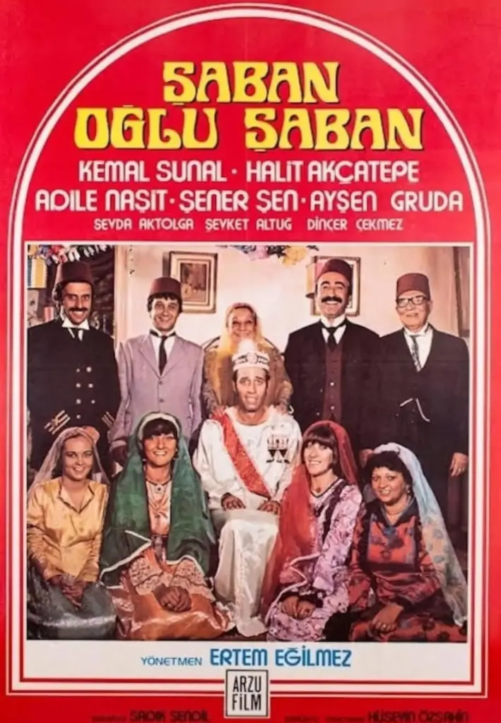 Kırmızı çerçeveli afişte, başroldeki Kemal Sunal'ın beyaz bir kıyafet ve kırmızı bir kuşakla komik bir ifadeyle ortada durduğu, etrafında Şener Şen, Halit Akçatepe, Adile Naşit ve Ayşen Gruda gibi usta oyuncuların geleneksel Türk kıyafetleri içinde güldüğü Şabanoğlu Şaban'ın tanıtımı.