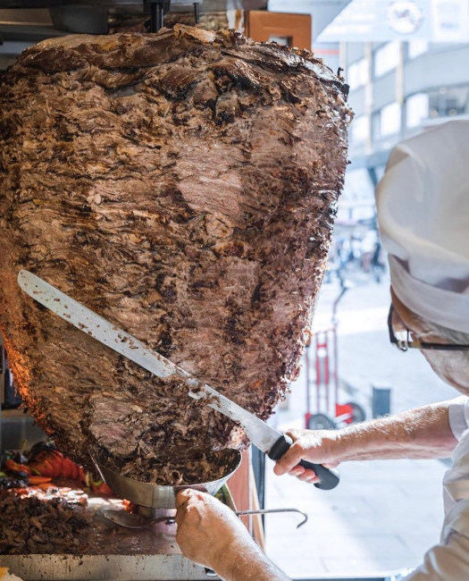 Beşiktaş Karadeniz Dönercisi Asım Usta – dev döner ocağında usta tarafından kesilen döner