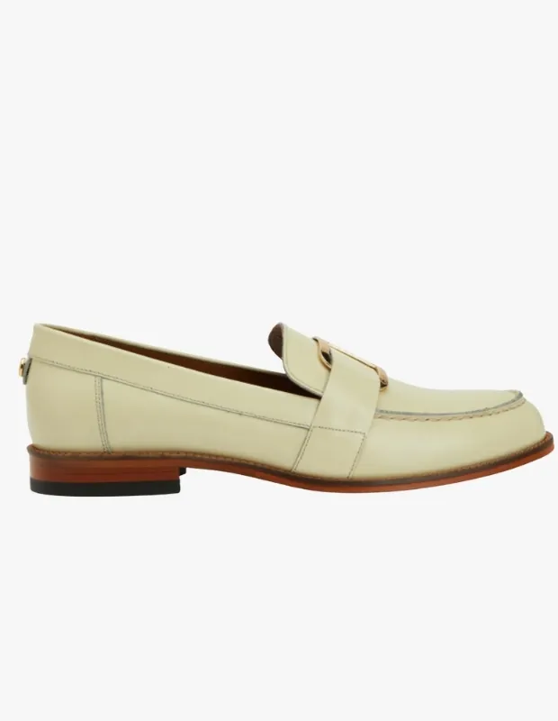 George Hogg Kadın Deri Loafer: Bej deri kadın loafer, klasik ve zamansız tasarım.