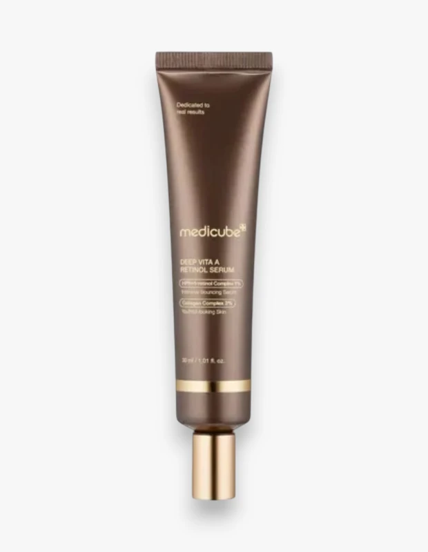 Koyu bronz renkli, dik konumlandırılmış Medicube Deep Vita A Retinol Serum tüpü, genç bir görünüm vadeden Infinitenol Kompleks ve Kolajen Kompleks içerikleriyle öne çıkan yazılarıyla beyaz bir arka plan üzerinde görülüyor.