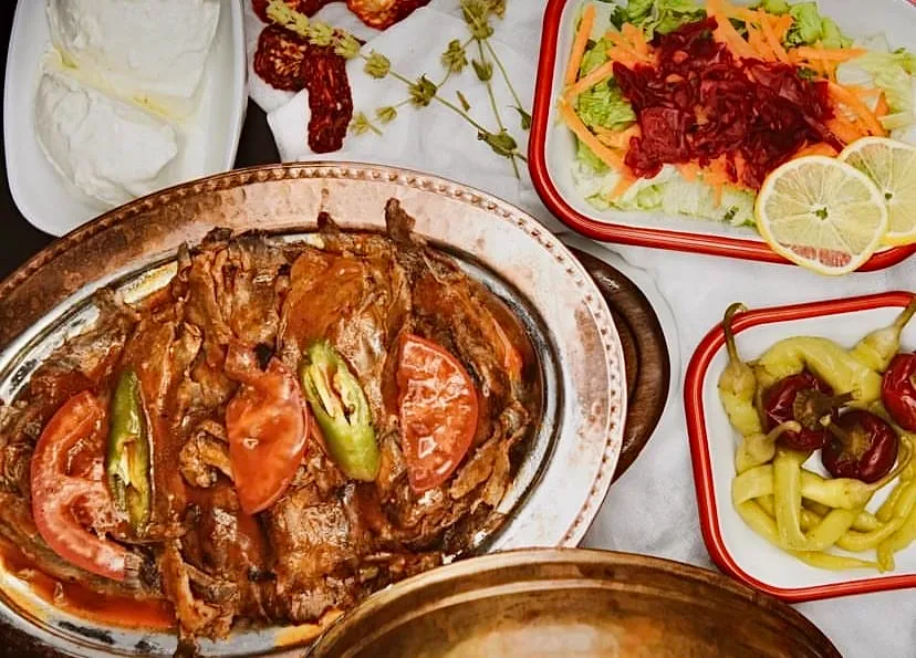 Metet Döner – közde pişmiş döner tabağı, domates, biber, salata ve yoğurt eşliğinde