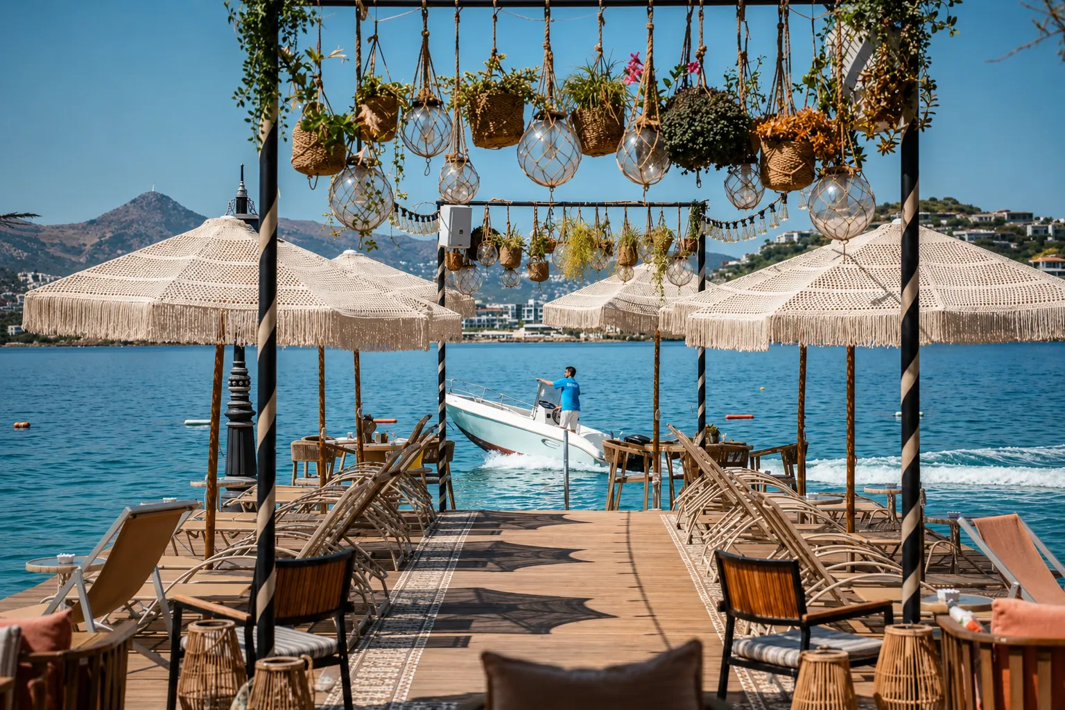 Moon Beach & Hotel Yalıkavak sahilinde ahşap iskele, deniz üstü hamaklar, beyaz kum ve sakin Bodrum koyu manzarası