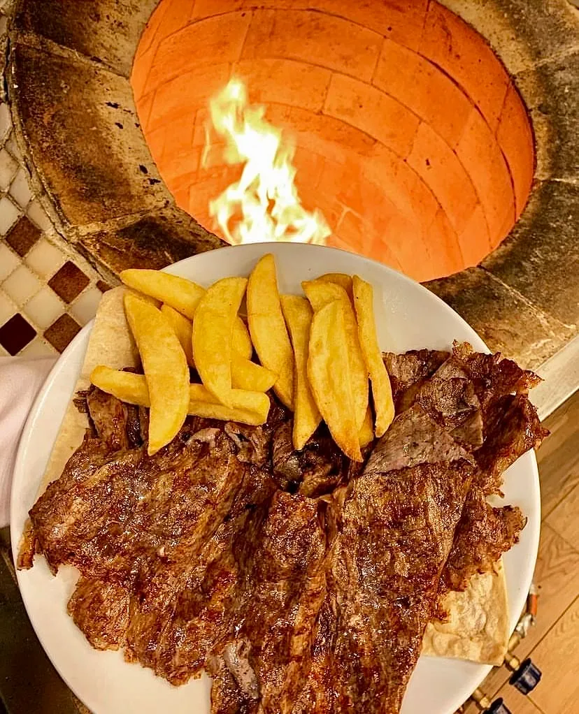 Münhasır Beyoğlu – tandır ateşinde pişmiş yaprak döner, patates kızartması eşliğinde