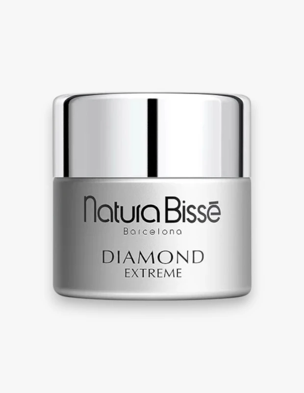 Natura Bissé Barcelona ve DIAMOND EXTREME yazılarının dikkat çektiği, parlak gümüş renkli kapağa ve zarif gümüş gri kavanoza sahip, zengin dokulu bu cilt bakım kremi beyaz bir fon üzerinde izole edilmiş bir şekilde sunuluyor.