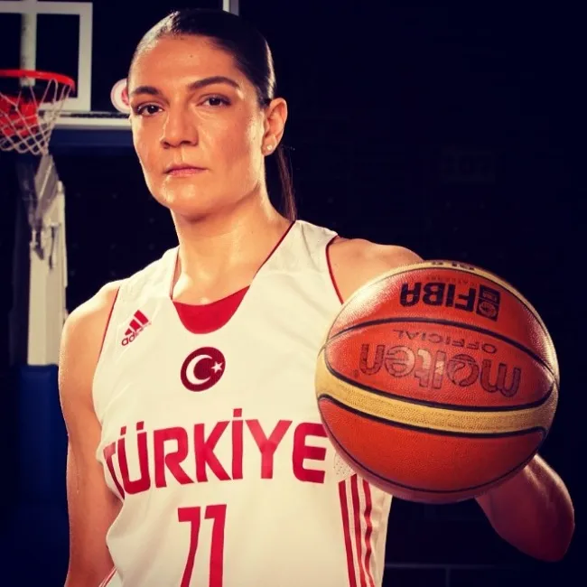 Türk kadın basketbolunun efsane ismi Nevriye Yılmaz, milli takım formasıyla basketbol topu tutuyor.