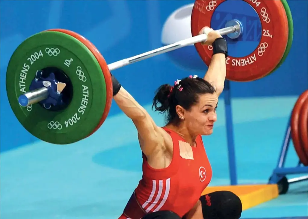 Türk halterci Nurcan Taylan, 2004 Atina Olimpiyatları’nda Türkiye’ye altın madalya kazandırdığı anlarda ağırlık kaldırırken.