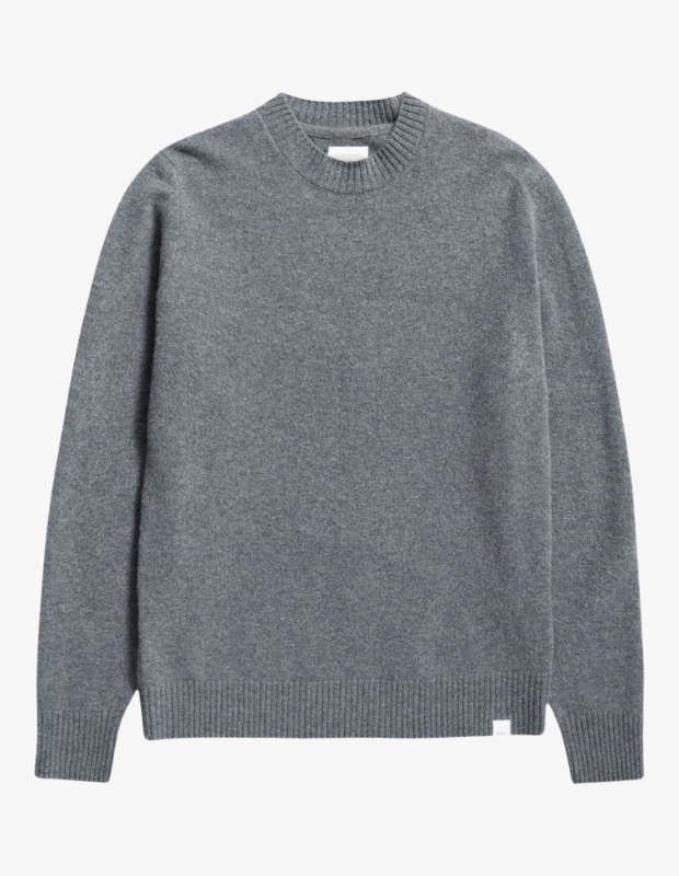 Ürün Cinsiyeti
Erkek

Ürün Tipi
Kazak

Ürün Sezonsallığı
Sonbahar / Kış

Ürün Çeşidi
Merino Yün Kazak

Ürün Özellikleri
Norse Projects Norse Standard Merino Lambswool kazak, sade tasarımı ve yüksek kaliteli malzeme seçimiyle zamansız bir temel parça sunar. %100 merino kuzu yününden üretilen bu kazak, doğal ısı dengesi ve yumuşak dokusuyla soğuk havalarda konforlu bir kullanım sağlar. Set-in kol yapısı net bir siluet oluştururken, yaka, manşetler ve etek ucunda kullanılan 2x2 nervür örgü detayları formun uzun süre korunmasına yardımcı olur. İtalyan ipliğiyle üretilen ve İtalya’da hazırlanan bu model, minimal estetiği işlevsellikle birleştirerek günlük giyimde rafine bir duruş sunar.

Öne Çıkan Detaylar
• %100 merino kuzu yünü
• İtalyan ipliği kullanımı
• Set-in kol tasarımı
• Yaka, manşet ve etek ucunda 2x2 nervür örgü
• Regular fit kesim
• İtalya üretimi

Kimler Kullanıyor?
Günlük stilinde sadeliği, kaliteyi ve zamansız parçaları tercih edenler için ideal bir seçim. Katmanlı kombinleri seven, hem şehir hayatında hem hafta sonu stilinde rahat ama özenli bir görünüm arayanlar tarafından kolayca benimsenir.

Norse Projects merino yün kazak, doğal sıcaklık sağlayan yapısı, yalın tasarımı ve premium dokusuyla kış gardırobunun vazgeçilmez, uzun ömürlü parçalarından biri.