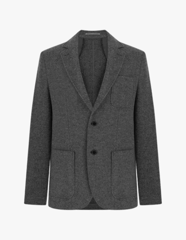 Ürün Cinsiyeti
Erkek

Ürün Tipi
Ceket

Ürün Sezonsallığı
Sonbahar / Kış

Ürün Çeşidi
Blazer Ceket

Ürün Özellikleri
Mudo Refined koleksiyonuna ait bu gri blazer ceket, yün karışımlı kumaşıyla soğuk havalarda sıcaklık ve konfor sunarken, zarif duruşuyla klasik şıklığı modern bir çizgiyle buluşturur. Yapılandırılmış formu business kombinlere uyum sağlarken, sade ve özenli detayları sayesinde günlük kullanıma da rahatlıkla adapte olur. Kaliteli kumaş dokusu cekete tok bir görünüm kazandırırken, dengeli kesimi gün boyu konforlu bir kullanım sunar. Ofisten sosyal buluşmalara uzanan geniş bir stil alanına hitap eden zamansız bir parçadır.

Öne Çıkan Detaylar
• Yün karışımlı kumaş yapısı
• Isı yalıtımı ve konfor sunan dokuma
• Blazer formda klasik tasarım
• Business ve smart-casual kombinlere uyum
• Refined koleksiyon imzası
• Kış aylarına uygun yapı

Kimler Kullanıyor?
Günlük stilinde klasik parçaları modern bir duruşla birleştirmeyi seven, iş hayatında şıklığına önem verirken konforundan vazgeçmek istemeyenler tarafından tercih edilir. Ofis kombinlerinde güçlü bir görünüm arayan ya da günlük stiline elegan bir dokunuş eklemek isteyenler için zamansız bir seçenektir.

Yün karışımlı gri blazer ceket; kış aylarında sıcak tutan yapısı, rafine duruşu ve çok yönlü kullanımıyla erkek gardırobunun anahtar parçalarından biridir.