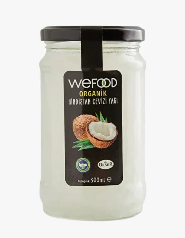 Marka Adı: Wefood
Ürün Adı: Wefood Organik Hindistan Cevizi Yağı
Ürün Cinsiyeti: Belirtilmemiş
Ürün Tipi: Hindistan Cevizi Yağı
Ürün Sezonsallığı: Belirtilmemiş
Ürün Çeşidi: Organik

Ürün Özellikleri: Şeffaf cam kavanozda, siyah kapaklı, oda sıcaklığında katı formda bulunan organik Hindistan cevizi yağıdır. 300 ml net ağırlığa sahiptir ve ORSER organik sertifikası ile tescillenmiştir. Zengin prebiyotik ve polifenol bileşenleri içerir; uçucu yağlar için güvenli bir taşıyıcı baz olarak kullanılabileceği gibi, salatalara soğuk eklenerek bağırsak mikrobiyotasını içeriden besleyen ham bir süper gıda işlevi görür.

Öne Çıkan Detaylar:
- Organik sertifikalı ve saf içeriğe sahiptir.
- Çok yönlü kullanım sunarak aromaterapide taşıyıcı yağ veya besin takviyesi olarak değerlendirilebilir.
- Prebiyotik ve polifenol bileşenler açısından zengin yapısıyla bağırsak mikrobiyotasını destekler.

Kimler Kullanıyor?: Doğal ve bütünsel bir yaşam tarzını benimsemiş, cilt, saç ve iç sağlığı için çok işlevli, saf ve organik içerikler arayan bireyler bu ürünü tercih edebilir. Aromaterapi uygulamalarında uçucu yağları seyreltmek veya günlük beslenme rutinlerine doğal, besleyici bir katkı eklemek isteyenler için idealdir. Sağlıklı beslenmeye ve doğal güzellik rutinlerine özen gösteren herkesin mutfağında ve kişisel bakımında yer bulabilir.