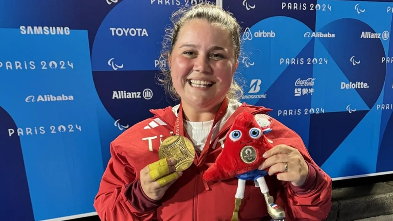 Türk paralimpik okçu Öznur Cüre Girdi, Paris 2024 Paralimpik Oyunları’nda altın madalya kazandıktan sonra madalyasıyla poz veriyor.