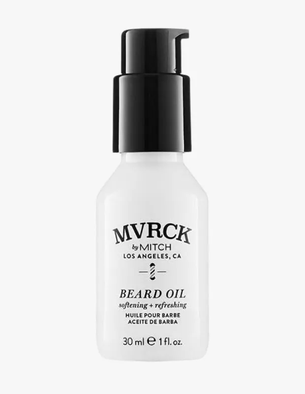 Beyaz bir arka plan önünde dikey duran, siyah pompalı kapağı ve üzerinde MVRCK logosu, BEARD OIL ibaresi ve 30 ml hacim bilgisi siyah yazılarla belirtilmiş olan Paul Mitchell MVRCK Sakal Yağı şişesi, sakalları yumuşatma ve ferahlatma özelliğini öne çıkarmaktadır.