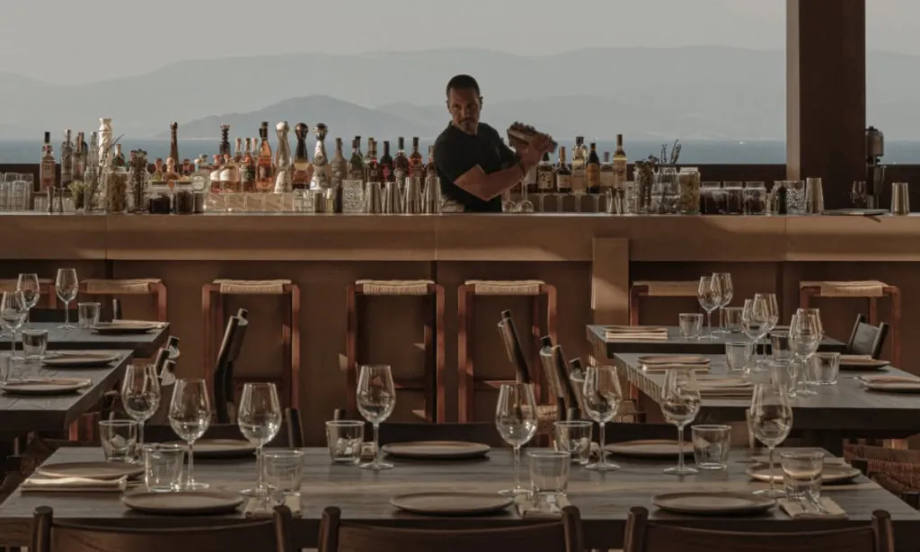 Scorpios Bodrum açık hava restoranında bar alanı, deniz manzarası, zarif masalar ve Gölköy atmosferi