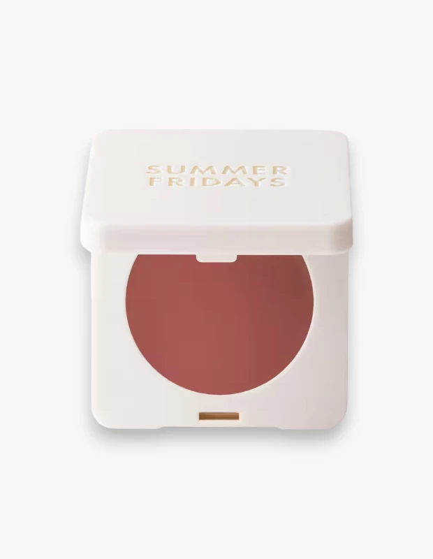 Açık krem rengi kompakt kutusunda, kapağında altın renkte Summer Fridays logosu görünen, içinde kızıl kahve tonlarında Toasted Terracotta renginde, yanaklar ve dudaklar için ideal kremsi dokuya sahip bir allık butter balmı sergileniyor.