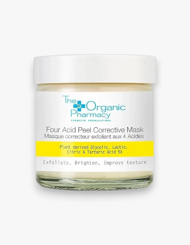Beyaz kapaklı şeffaf cam kavanozda, The Organic Pharmacy markasının cildi dört bitki kaynaklı asit (Glikolik, Laktik, Sitrik, Tartarik) ile yüzde 5 oranında soyarak arındıran, aydınlatan ve dokusunu iyileştiren Four Acid Peel Corrective Mask ürünü yakından görünüyor.