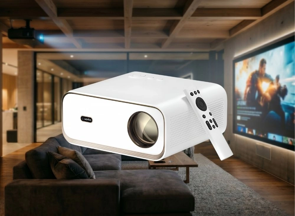 Beyaz Wanbo X5 Pro akıllı projeksiyon cihazı, uzaktan kumandasıyla modern ve şık bir oturma odasında havada asılı dururken, duvardaki büyük ekranda yansıyan 4K HDR film içeriğiyle Android TV'nin sunduğu sinematik deneyimi vurguluyor.