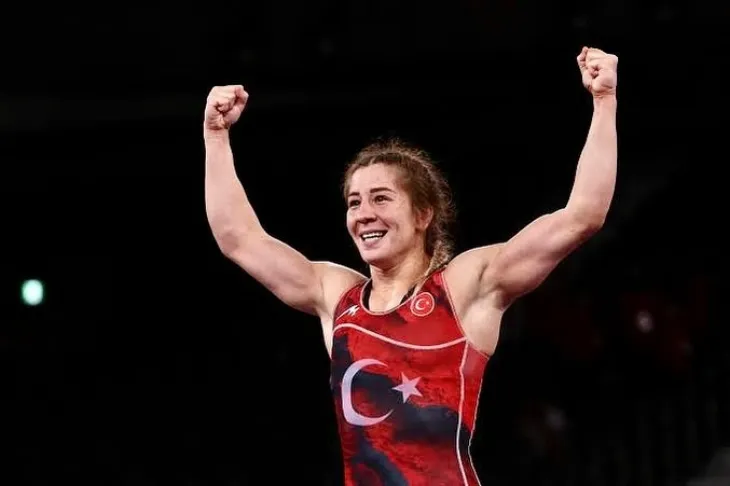 Türk milli güreşçi Yasemin Adar, Tokyo Olimpiyatları’nda bronz madalya kazandıktan sonra kollarını kaldırarak zaferini kutluyor.