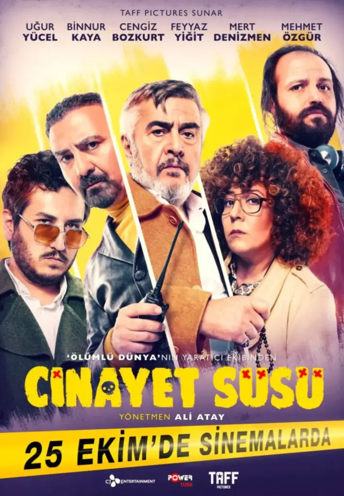 Cinayet Süsü adlı komedi filminin posterinde, ortada telsiz tutan gri sakallı Cengiz Bozkurt ve hemen yanında kahverengi kıvırcık saçlı, gözlüklü Binnur Kaya; arkalarında güneş gözlüklü Feyyaz Yiğit ve sarı boğazlıklı Uğur Yücel ile sağda kulaklıklı Mehmet Özgür, sarı fon üzerinde kararlı ifadelerle filmin polisiye ve komedi atmosferini yansıtıyor.