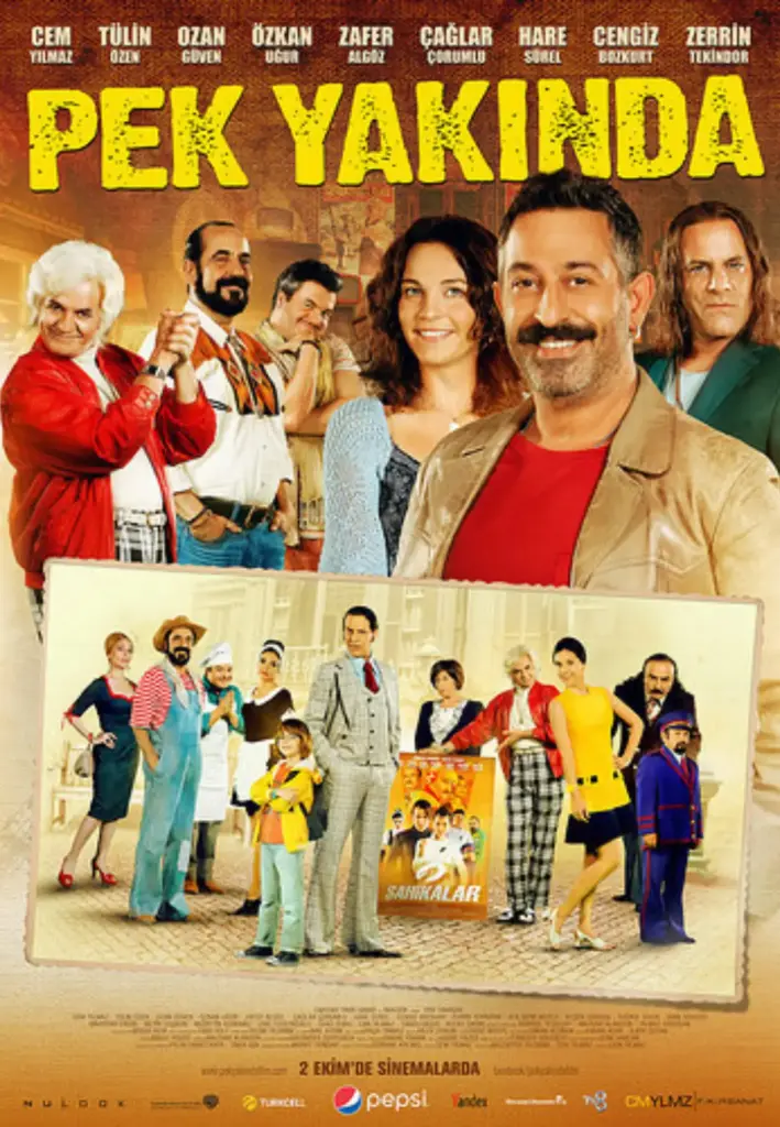 Başlıkta ve içeriğimizde yer alan Pek Yakında filminin posterinde, Cem Yılmaz başta olmak üzere birçok oyuncu neşeli ifadelerle farklı karakterlerini sergilerken, filmin komedi ve dram türündeki geniş kadrosunu gözler önüne seriyor.