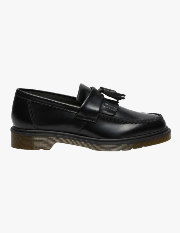 Ürün Cinsiyeti
Erkek

Ürün Tipi
Ayakkabı

Ürün Sezonsallığı
Dört Mevsim

Ürün Çeşidi
Tassel Loafer

Ürün Özellikleri
Dr. Martens Adrian Smooth Leather Tassel Loafer, markanın altkültür mirasını zamansız bir loafer siluetiyle buluşturan ikonik bir modeldir. Parlak yüzeyiyle karakter kazanan dayanıklı Polished Smooth deriden üretilen saya, her kullanımda kendine özgü bir patina geliştirir. Goodyear welt yapım tekniği sayesinde saya ve taban ısıyla mühürlenip dikilerek ekstra sağlamlık ve uzun ömür sunar. Astarsız yapısı yalın bir his yaratırken, PVC air-cushioned taban yağa ve aşınmaya karşı direnç göstererek gün boyu konfor sağlar. İmza niteliğindeki püskül detayları ve alçak profilli formu, bu modeli hem güçlü hem de rafine bir stil tamamlayıcısına dönüştürür.

Öne Çıkan Detaylar
• %100 Polished Smooth deri saya
• Goodyear welt yapım tekniği
• Astarsız, sade iç yapı
• Yağa ve aşınmaya dayanıklı PVC air-cushioned taban
• İkonik püskül (tassel) detayları
• Alçak profilli, zamansız loafer silueti

Kimler Kullanıyor?
Klasik parçaları güçlü bir karakterle yorumlamayı seven, şehir stilinde net ve iddialı dokunuşlar arayan erkeklerin tercih ettiği bir modeldir. Günlük kombinlerden daha özenli görünümlere kadar farklı stillere kolayca uyum sağlar.

Dr. Martens Adrian tassel loafer; dayanıklı derisi, ikonik tabanı ve zamansız tasarımıyla dört mevsim stilin güçlü tamamlayıcısı.
