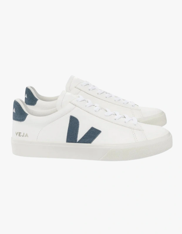 Ürün Cinsiyeti
Erkek

Ürün Tipi
Ayakkabı

Ürün Sezonsallığı
Dört Mevsim

Ürün Çeşidi
Sneaker

Ürün Özellikleri
VEJA Campo Chromefree Leather sneaker, zamansız tasarımı sürdürülebilir üretim anlayışıyla buluşturan ikonik bir modeldir. Üst yüzeyi, Brezilya’nın güneyindeki çiftliklerden elde edilen ve krom, ağır metal ya da tehlikeli asit içermeyen ChromeFree deri ile üretilmiştir. Bu yenilikçi tabaklama süreci sayesinde deri daha hafif ve pürüzsüz bir doku kazanırken, üretim aşamasında su ve tuz kullanımında önemli ölçüde tasarruf sağlanır. İç tabanı; şeker kamışı, organik pamuk, Amazon kauçuğu ve geri dönüştürülmüş EVA karışımıyla konfor ve çevre duyarlılığını bir araya getirir. Dış tabanda Amazon kauçuğu, pirinç atıkları ve geri dönüştürülmüş kauçuk kullanılarak hem dayanıklı hem de esnek bir yapı sunulmuştur. Sade silüeti, günlük kullanıma uygun rahat formu ve V logosundaki doğal atık detaylarıyla stil ve bilinçli tüketimi dengeler.

Öne Çıkan Detaylar
• ChromeFree (krom içermeyen) deri üst yüzey
• Daha az su ve tuz kullanımıyla çevre dostu üretim
• Şeker kamışı ve organik pamuk içeren konforlu iç taban
• Amazon kauçuğu ve geri dönüştürülmüş kauçuklu dayanıklı dış taban
• Günlük kullanıma uygun zamansız sneaker silüeti

Kimler Kullanıyor?
Günlük stilinde sade ve fonksiyonel parçalara yer veren, aynı zamanda sürdürülebilir moda anlayışını benimseyenler tarafından tercih edilir. Şehir yaşamında rahatlığı ve bilinçli tasarımı bir arada arayanlar için güçlü bir tamamlayıcıdır.

Zamansız tasarımı ve ChromeFree deri yapısıyla VEJA Campo sneaker, sürdürülebilir üretim anlayışını konfor ve günlük stil ile birleştiren çevre dostu bir seçenektir.