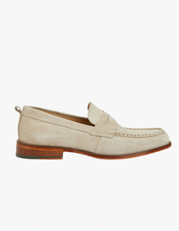 Ürün Cinsiyeti
Erkek

Ürün Tipi
Ayakkabı

Ürün Sezonsallığı
İlkbahar / Yaz

Ürün Çeşidi
Süet loafer

Ürün Özellikleri
Divarese bej süet loafer, zamansız şıklığı modern bir siluetle buluşturan rafine bir tasarıma sahiptir. %100 dana derisinden üretilen süet üst yüzeyi, yumuşak dokusu ve doğal görünümüyle öne çıkar. Yuvarlak burun formu ve bantlı loafer tasarımı, hem klasik hem de rahat kombinlere uyum sağlar. Kösele tabanı sayesinde sağlam bir duruş ve uzun ömürlü kullanım sunarken, deri iç taban gün boyu konforu destekler. 2,5 cm alçak ökçesiyle dengeli bir yürüyüş hissi sunan bu model, hafif yapısıyla sıcak havalarda ideal bir tercih oluşturur.

Öne Çıkan Detaylar
• %100 dana derisi süet üst yüzey
• Yuvarlak burun ve bantlı loafer tasarım
• Kösele taban ile dayanıklı yapı
• Deri iç taban ile konforlu kullanım
• 2,5 cm alçak ökçe
• İlkbahar/Yaz sezonuna uygun hafif form

Kimler Kullanıyor?
Klasik giyimle modern rahatlığı bir arada seven, gündelik şıklığını detaylarla tamamlamayı tercih eden erkekler tarafından kullanılır. Şehir yaşamında, ofis stilinden hafta sonu kombinlerine kadar geniş bir kullanım alanı sunan bu loafer, sade ama özenli bir tarz benimseyenler için ideal bir seçenektir.

Bej süet dokusu ve kösele tabanıyla öne çıkan bu loafer, ilkbahar ve yaz kombinlerine zarif, zamansız bir dokunuş katar.
