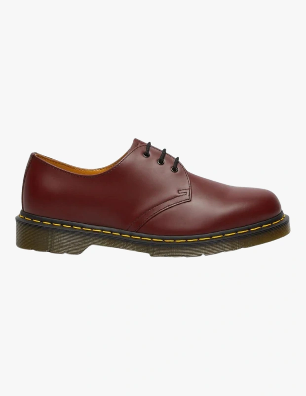 Ürün Cinsiyeti
Erkek

Ürün Tipi
Ayakkabı

Ürün Sezonsallığı
Dört Mevsim

Ürün Çeşidi
Bağcıklı Deri Ayakkabı (1461)

Ürün Özellikleri
Dr. Martens 1461 Smooth Leather Erkek Ayakkabı, markanın ikonik DNA’sını bot formundan çıkararak daha yalın ve zamansız bir ayakkabı siluetine taşıyan klasik bir modeldir. Dayanıklılığıyla bilinen Smooth deri saya, kullanım süresi boyunca karakter kazanacak şekilde tasarlanmıştır; parlak ve temiz bir görünümle kullanılabildiği gibi zamanla oluşan izlerle daha güçlü bir stil de sunar. Goodyear welt yapım tekniğiyle saya ve taban ısı ile mühürlenip dikilerek uzun ömürlü bir yapı elde edilmiştir. AirWair tabanı, yastıklama ve zemin tutuşu sağlayarak gün boyu konfor sunarken, sarı welt dikişi Dr. Martens’ın ayırt edici imzasını taşır. Yuvarlatılmış burun yapısı ve alçak profiliyle hem günlük hem de daha şehirli kombinlerde güvenle tercih edilebilir.

Öne Çıkan Detaylar
• %100 Smooth deri saya
• Goodyear welt yapım tekniği
• AirWair yastıklamalı taban
• Sarı welt dikişiyle ikonik görünüm
• Yuvarlatılmış burun ve alçak profil
• Dayanıklı, uzun ömürlü yapı

Kimler Kullanıyor?
Klasik ayakkabı formunu güçlü bir karakterle yorumlamak isteyen, sade ama net stil detaylarını önemseyen erkeklerin gardırobunda sıkça yer bulan bir modeldir. Günlük şehir stilinden daha özenli kombinlere kadar geniş bir kullanım alanı sunar.

Dr. Martens 1461 Smooth Leather ayakkabı; ikonik tasarımı, dayanıklı yapısı ve konforlu tabanıyla zamansız bir stil yatırımı.
