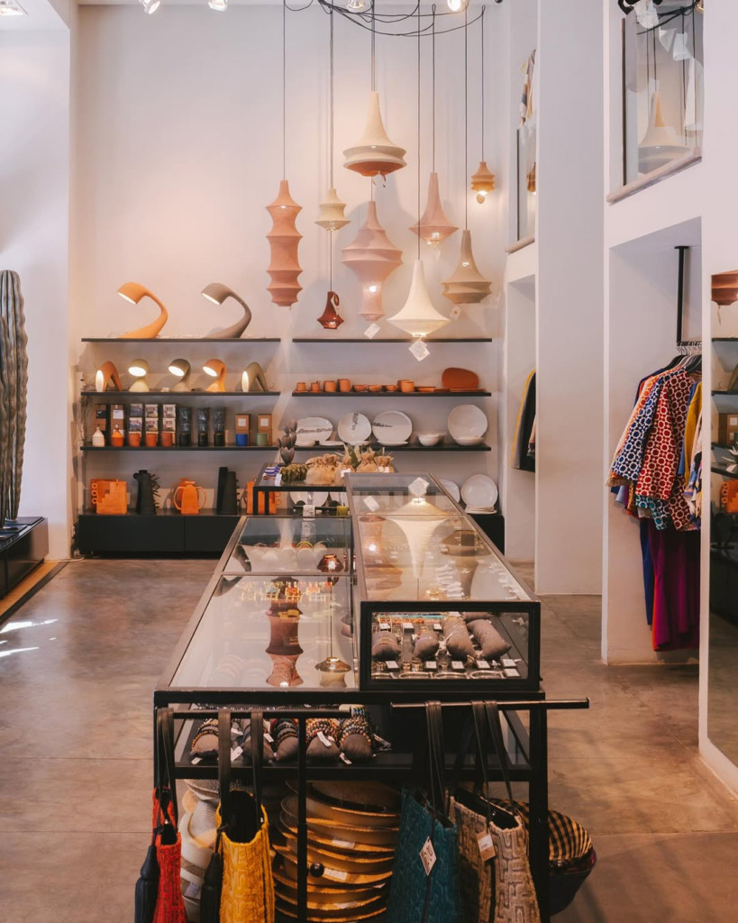 Marakeş seyahat rehberi kapsamında öne çıkan 33 Rue Majorelle tasarım butiğinde, terracotta ve pastel tonlarında, farklı boyutlarda asılı modern avizelerin altında, camlı vitrinlerde sergilenen el yapımı takılar ile arka raflardaki seramikler ve alt kısımlardaki renkli tekstil ürünleri, şehrin renklerle uyanan rüya gibi atmosferini çağdaş bir zanaatkârlık dokunuşuyla sunuyor.