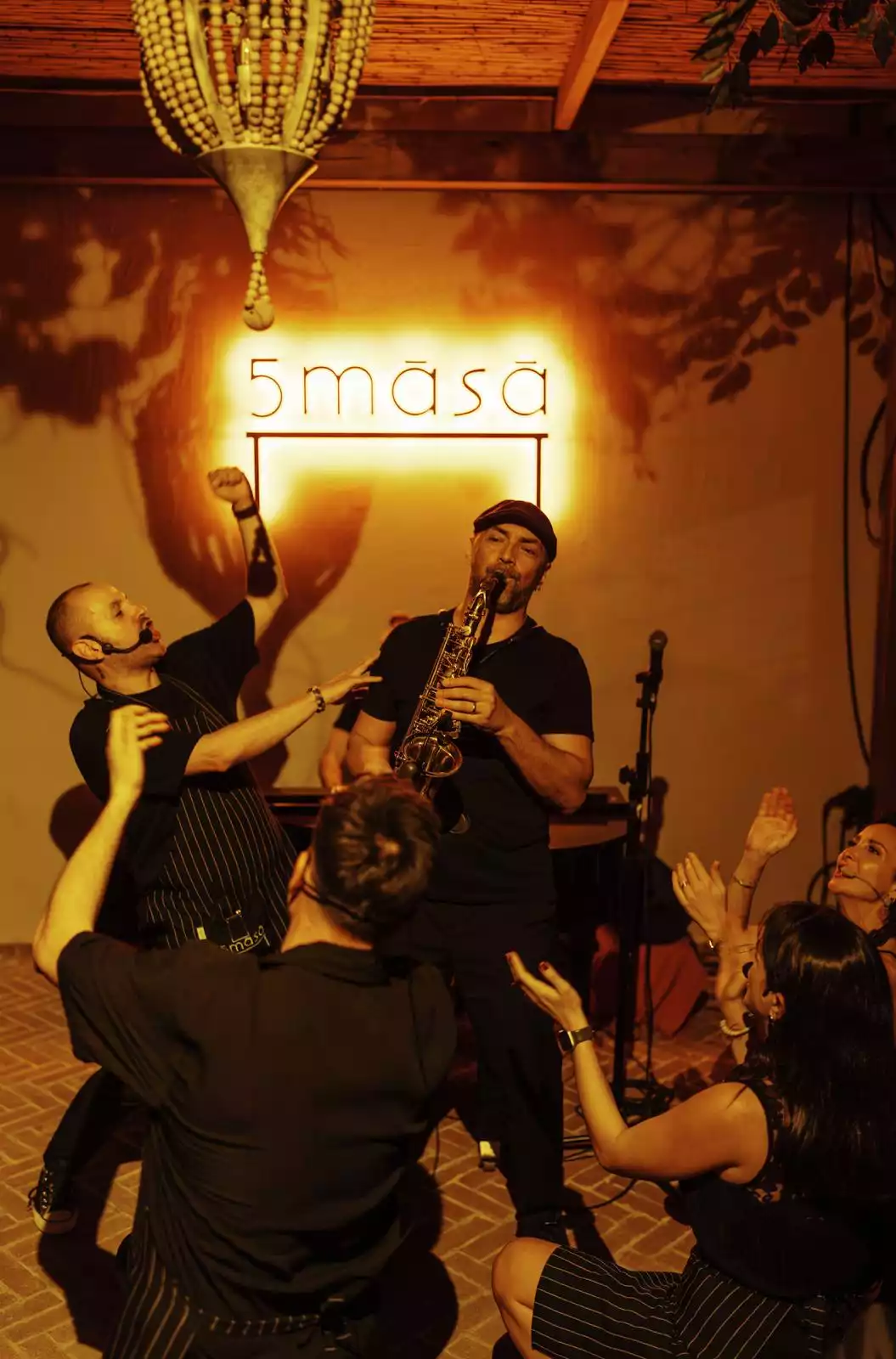 5masa, profesyonel müzik altyapısına sahip ekip, güçlü vokaller ve doğaçlama performanslarla akşamın ritmini yükseltirken; paylaşmaya uygun lezzetler ve özgün reçeteler sohbeti ve eğlenceyi uzatıyor.