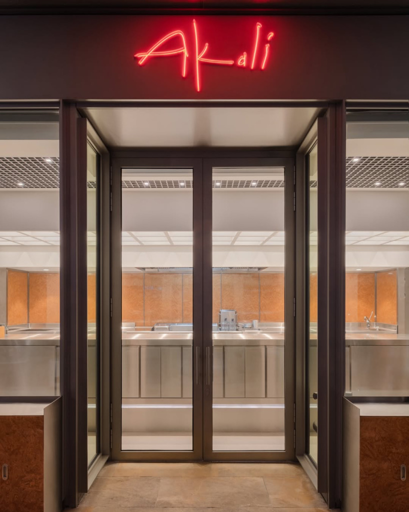 Galataport'un en iyi mekanları arasında yer alan Akali restoranın kırmızı neon ışıklı tabelası, modern cam kapısının üzerinde parlıyor ve içerideki paslanmaz çelik mutfak ekipmanları ve sıcak tonlardaki duvarlar yeme-içme deneyimi vaat ediyor.
