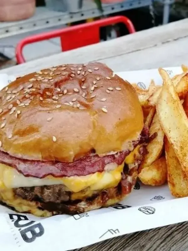 İstanbul’un en iyi hamburgercilerinden B.O.B Best of Burger çift peynirli ve pastırmalı burger yanında baharatlı patates kızartması