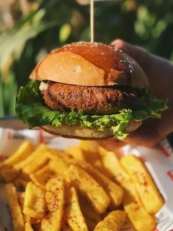 İstanbul’un en iyi hamburgercilerinden Baltazar -  hamburger ve patates tabağı