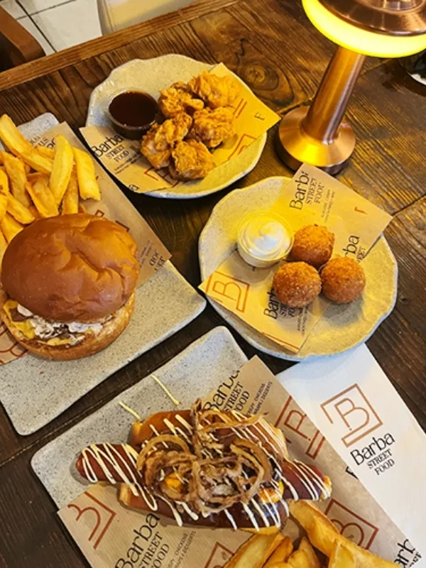 Avrupa Yakası'nın en iyi hamburgercilerinden Barba Street Food masada hamburger ve atıştırmalıklar 