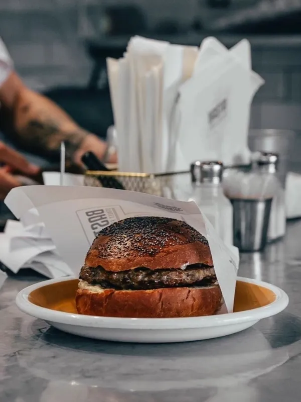 Basta Street Food Bar özel hamburger sunumu
