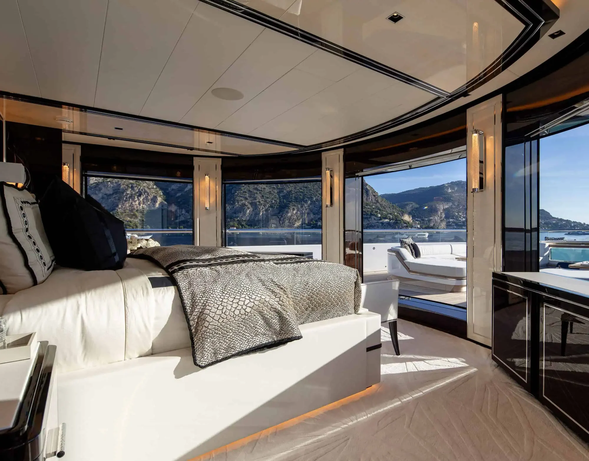 Benetti B.Now 67M süper yat, açık denizde güneşli bir günde, zarif dış tasarımı, geniş arka güvertesi ve suya yansıyan modern hatlarıyla görkemli bir şekilde ilerlerken lüks ve konforu bir arada sergiliyor.