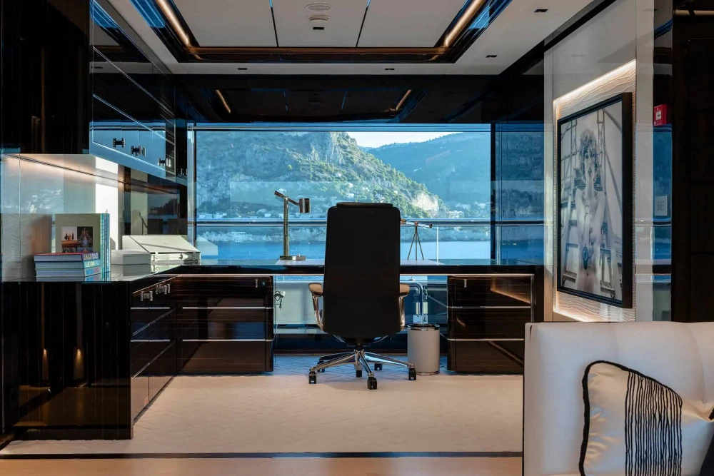 Mavi sular üzerinde zarifçe süzülen, modern ve aerodinamik hatlara sahip Benetti Yachts B.Now 67M süper yatın geniş panoramik pencereleri, çok katlı güverteleri ve çağdaş dış tasarımı, lüks ve konforlu bir deniz yaşam deneyimi sunuyor.