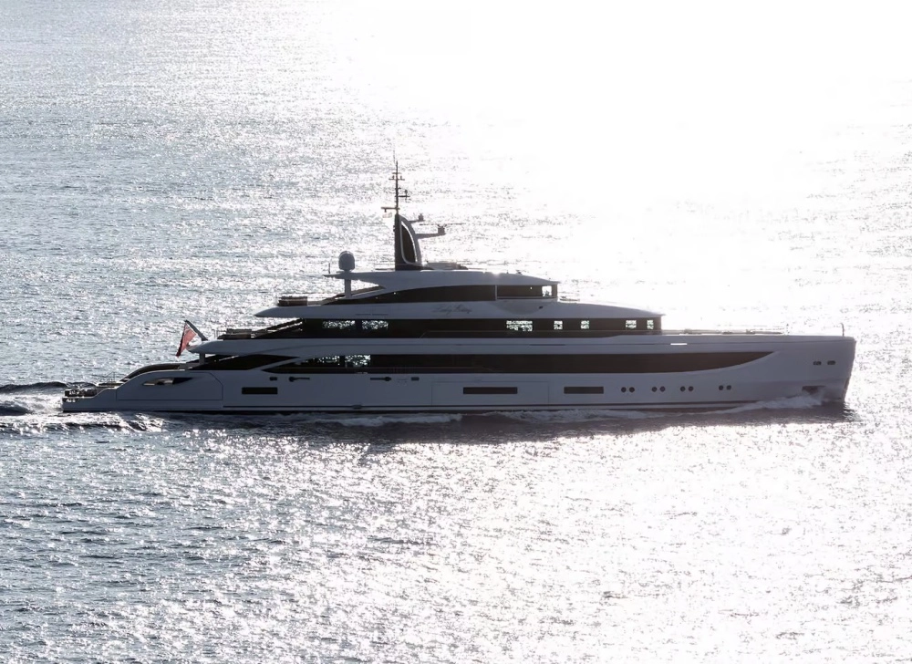 Benetti Yachts'ın zarif B.Now 67M süper yatı, engin mavi sularda ilerlerken göz alıcı modern tasarımı ve lüks detaylarıyla dikkat çekiyor, geniş güvertesi ve şık hatları denizdeki yaşam tarzının en üst noktasını sergiliyor.