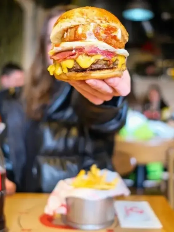 İstanbul’un en iyi hamburgercilerinden Biber burger -  özel burger sunumu