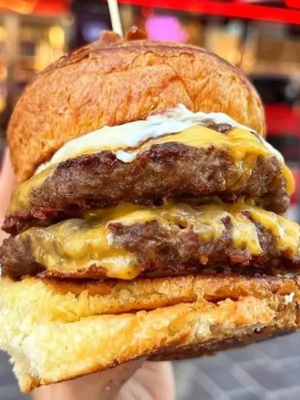 Bronco yakın çekim cheeseburger 