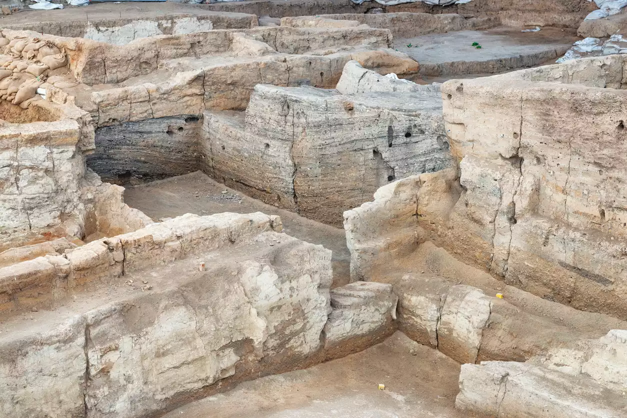 Çatalhöyük kazı alanında Neolitik yerleşim katmanların yakın çekimi.