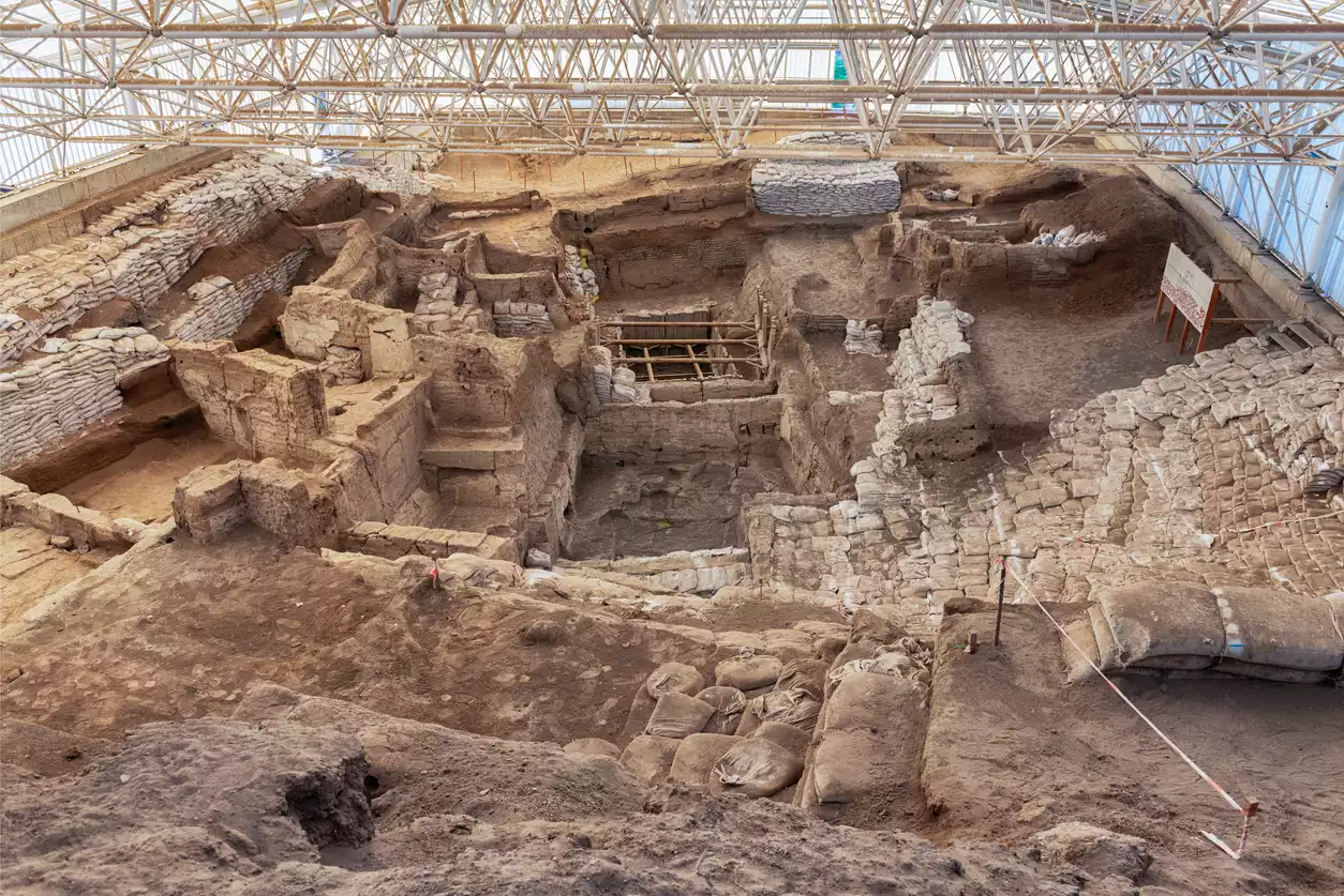 Çatalhöyük kazı alanında çalışan arkeologlar, Neolitik yerleşim katmanlarının açığa çıkarılması.