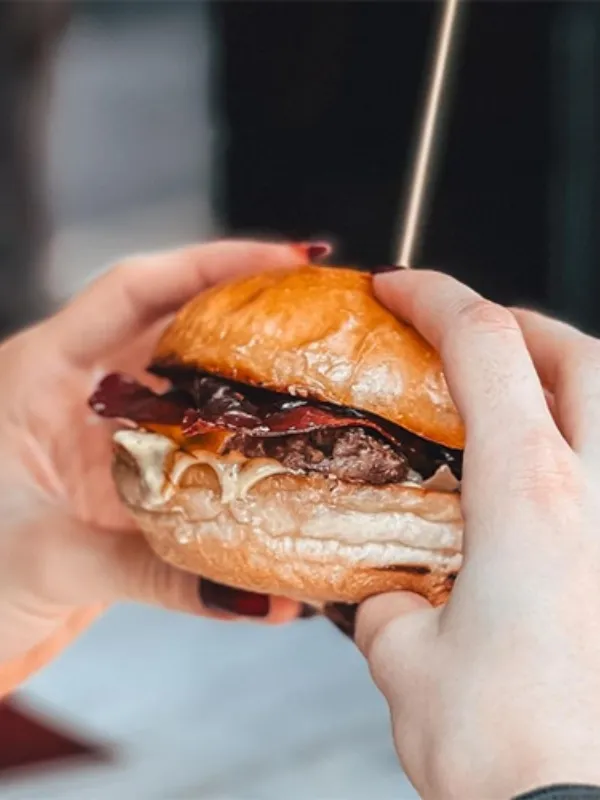 İstanbul’un en iyi hamburgercilerinden Catchy BBQ Burger elde tutulan BBQ soslu imza hamburgeri