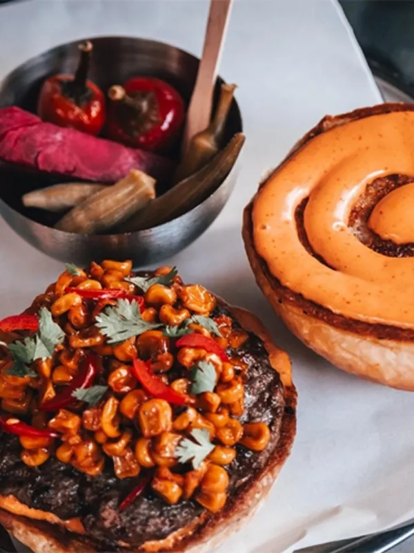İstanbul’un en iyi hamburgercilerinden Catchy BBQ Burger - mısır ve acı biberle hazırlanan özel burgeri ve soslu üst ekmeği